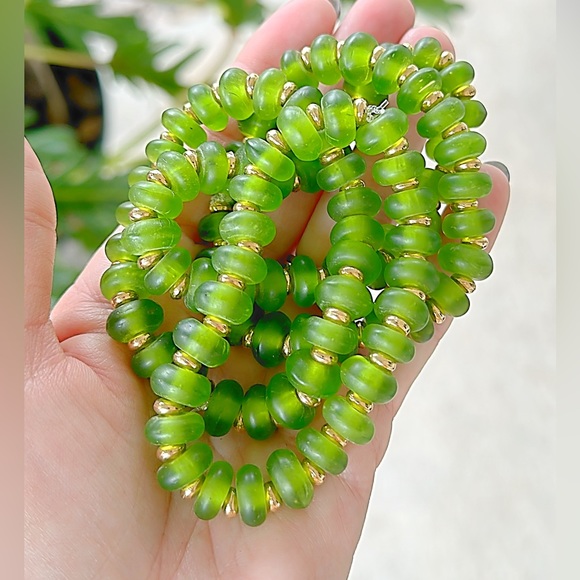 Birch House Jewelry Apple Green Glass Disc beads and gold accent beaded bracelet - Picture 2 of 4